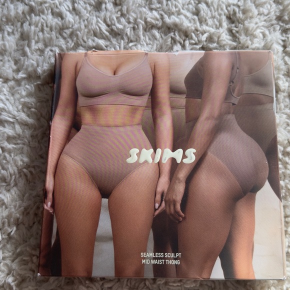 SKIMS Seamless sculpt mid waist thong. Size L. Brand new. - Picture 2 of 3